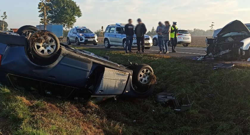 Czołowe zderzenie w środku nocy. Dwie osoby ranne [zdjęcia]