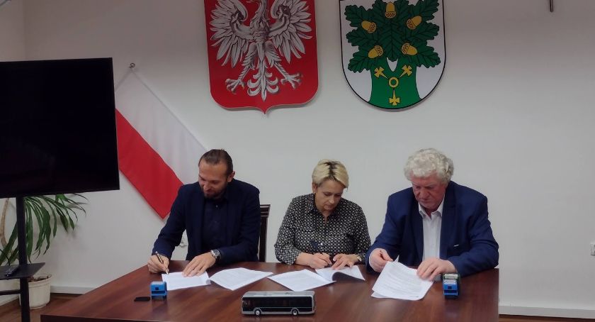 Umowa podpisana. Do gminy Ojrzeń wkrótce trafi elektryczny autobus szkolny