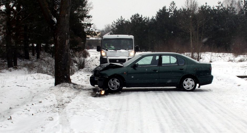 U sąsiadów: Nissan uderzył w drzewo na zaśnieżonej drodze