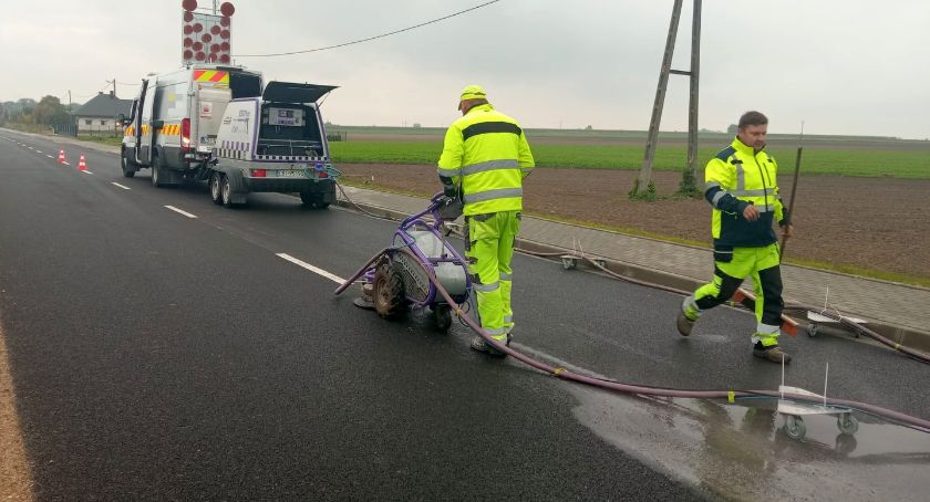Błędne oznakowanie na remontowanej drodze. Musieli je usunąć [zdjęcia]