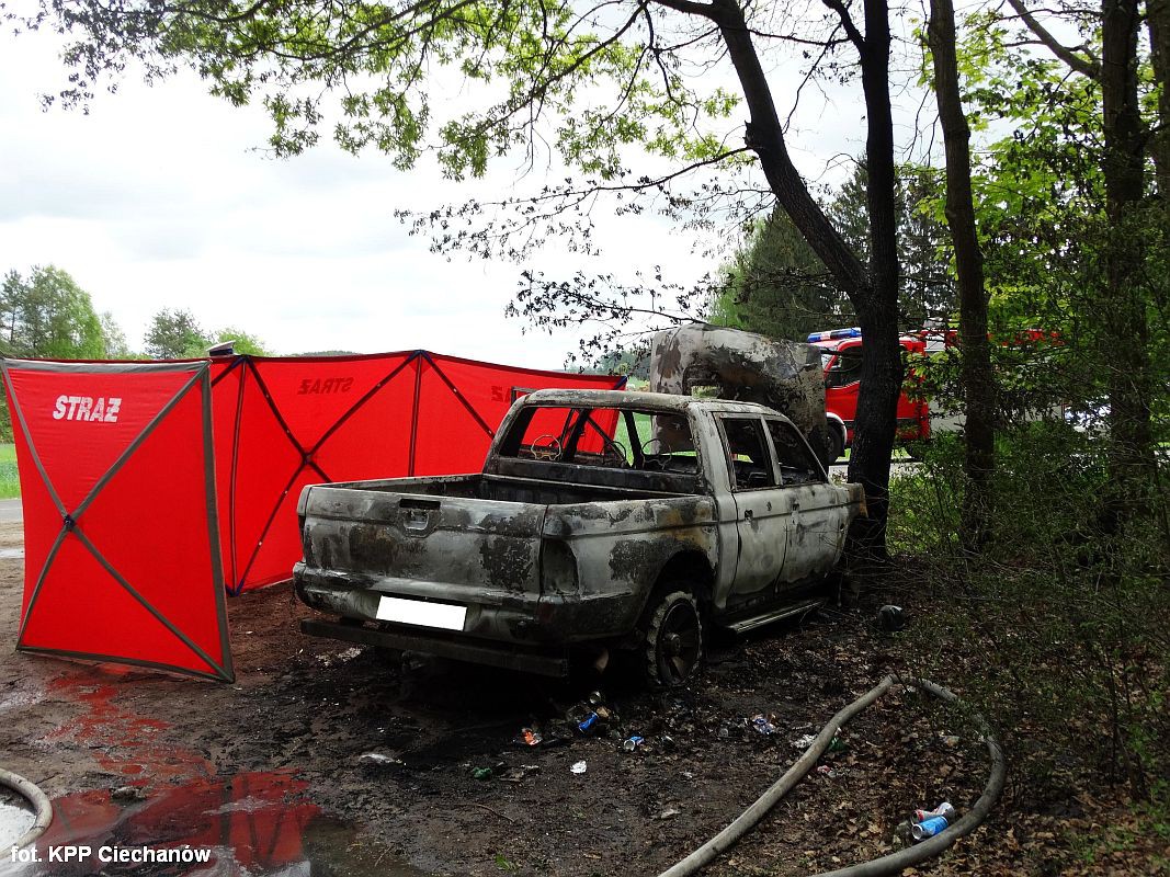 Tragiczny wypadek pod Ciechanowem. Mężczyzna spłonął w aucie (zdjęcia)