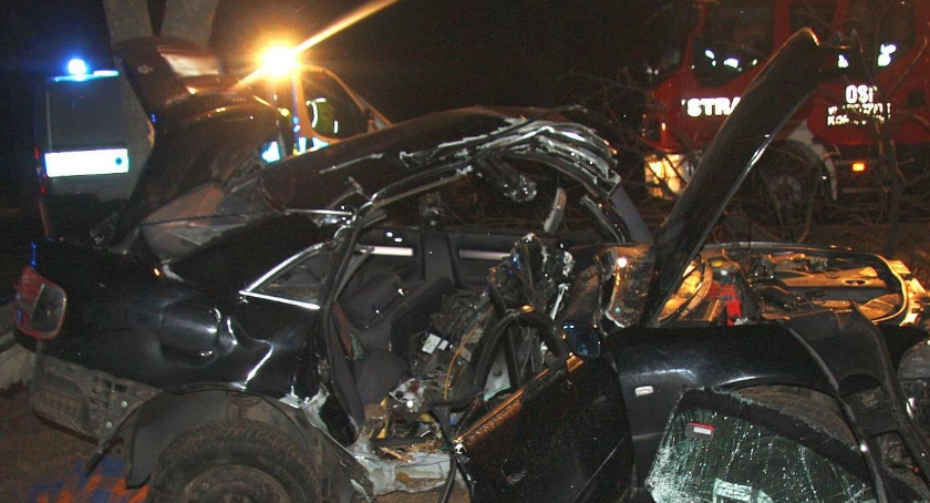 Audi roztrzaskało się na drzewie. Kierował nim 22-latek