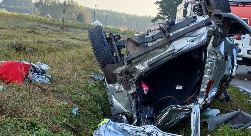 Ford dachował pod Ciechanowem. Za kierownicą nastolatek [zdjęcia]