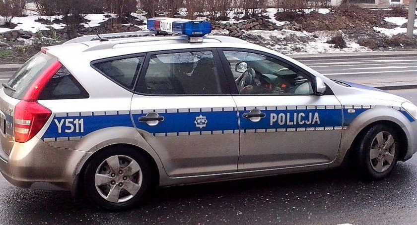 Seria kolizji w powiecie ciechanowskim: Golf i Punto w rowie. Dachowanie Seicento