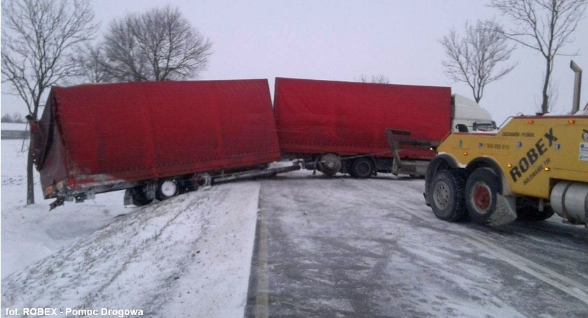 Ciężarówka wpadła w poślizg i zablokowała drogę pod Ciechanowem