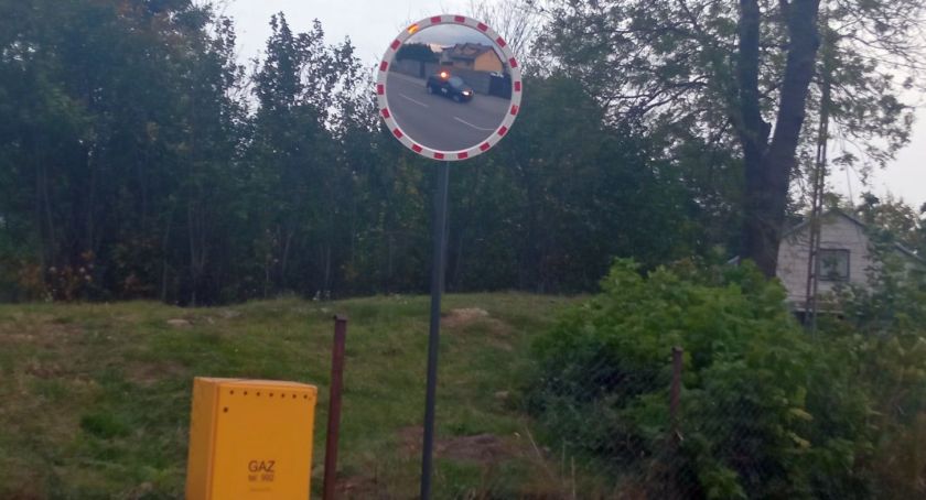 Przy drogach powiatowych pojawiły się kolejne lustra [zdjęcia]