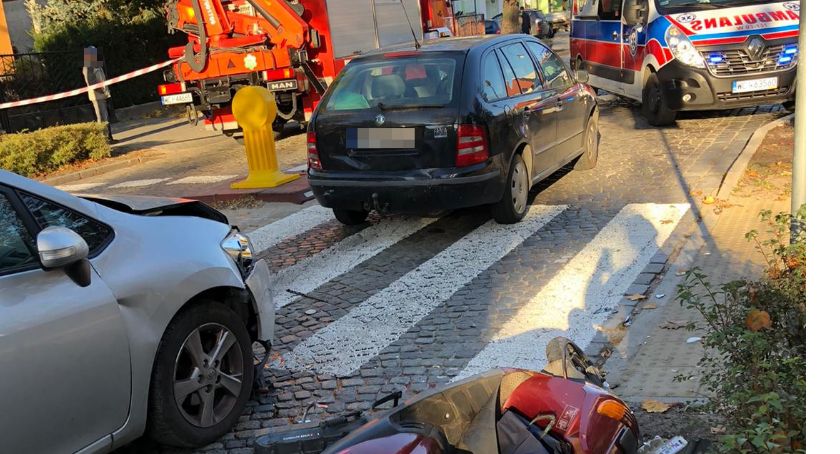 Wypadek na ul. Sienkiewicza. Trzy osoby poszkodowane [zdjęcia]