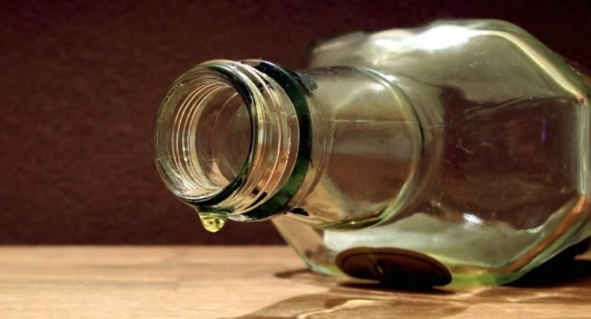 Czwórka dzieci pod opieką kompletnie pijanej matki. Ojciec też nie był w stanie zająć się nimi