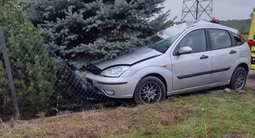 Młody kierowca jechał bez prawa jazdy. Pod Ciechanowem jego Ford wbił się w ogrodzenie [zdjęcia]