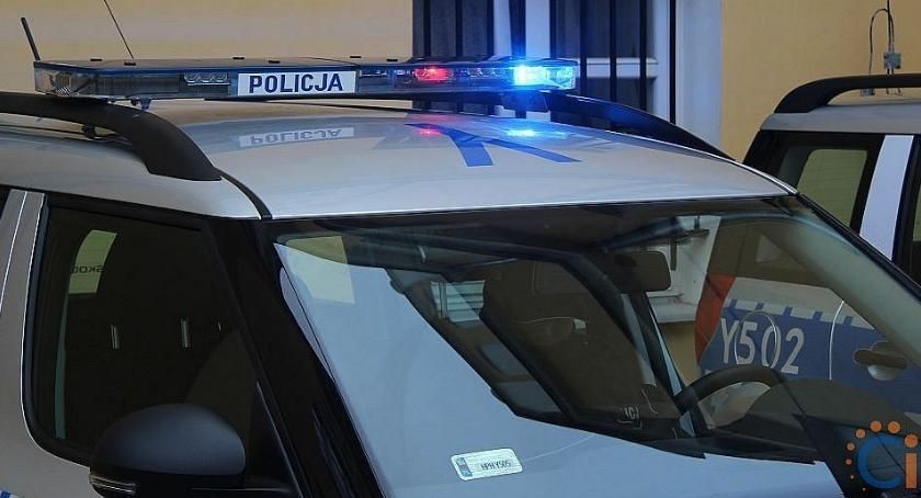 Młody kierowca uderzył w ciągnik i dachował pod Ciechanowem. Przed policją ukrył się w polu kukurydzy