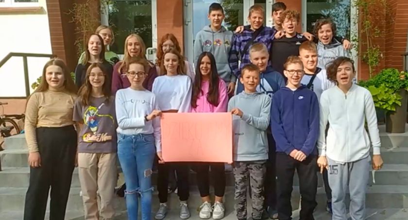 Uczniowie nagrali życzenia dla swoich nauczycieli, czyli Dzień Edukacji Narodowej w ciechanowskiej SP 6 [wideo]