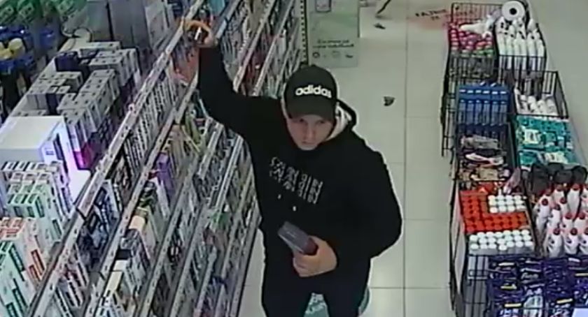 Złodziej grasował w Ciechanowie. Szuka go policja [zdjęcia]