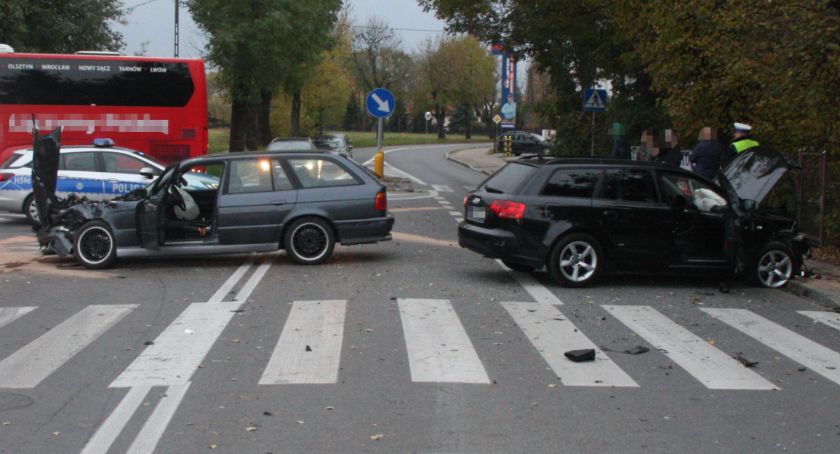 BMW i Audi zderzyły się na skrzyżowaniu
