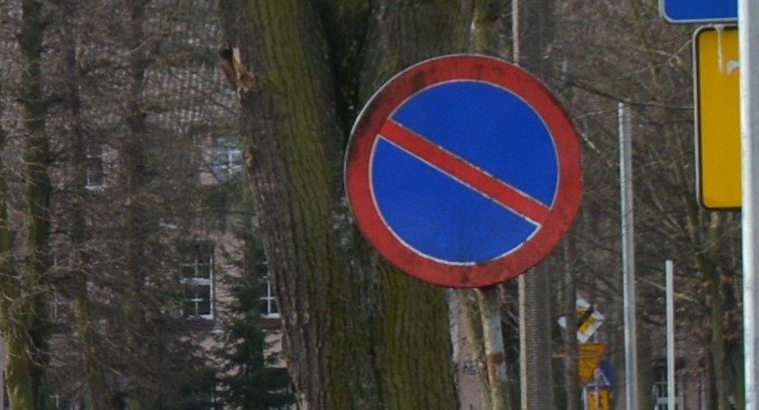 Zaparkowane tiry utrudniają przejazd? Radny chce wprowadzić zakaz