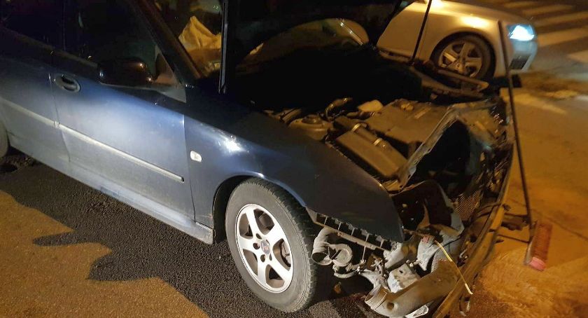 Uderzył w osobówkę i staranował sygnalizator [zdjęcia]