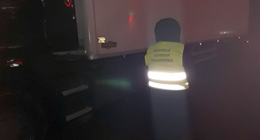Nocne kontrole pod Ciechanowem. Sprawdzali pojazdy przewożące odpady