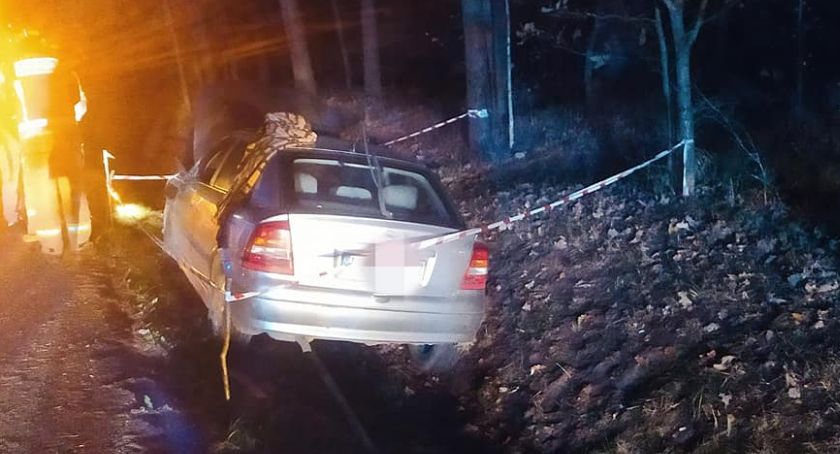 Opel wypadł z drogi pod Ciechanowem [zdjęcia]