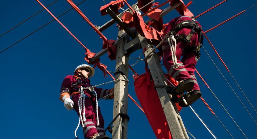 Z ostatniej chwili: Wiatr zrywa linie energetyczne. W wielu miejscach nie ma prądu 