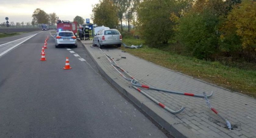 Staranował barierki i zatrzymał się na chodniku. Ledwo trzymał się na nogach