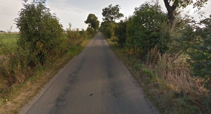 Apelują o remont drogi, którą dojeżdżają do kościoła