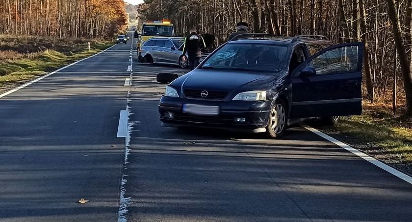 O krok od tragedii. Wyprzedzał ciężarówki, zderzył się z Mercedesem