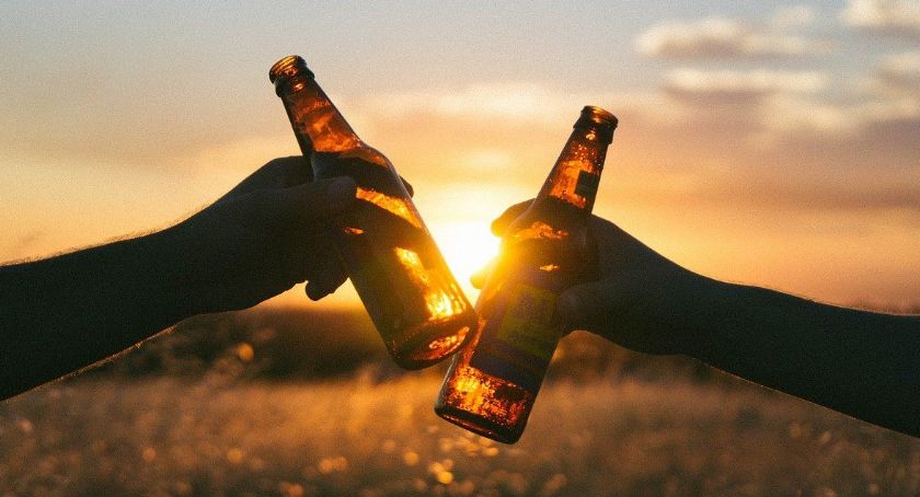 Nastolatkowie ukradli alkohol. Zamiast iść do szkoły zrobili sobie imprezę