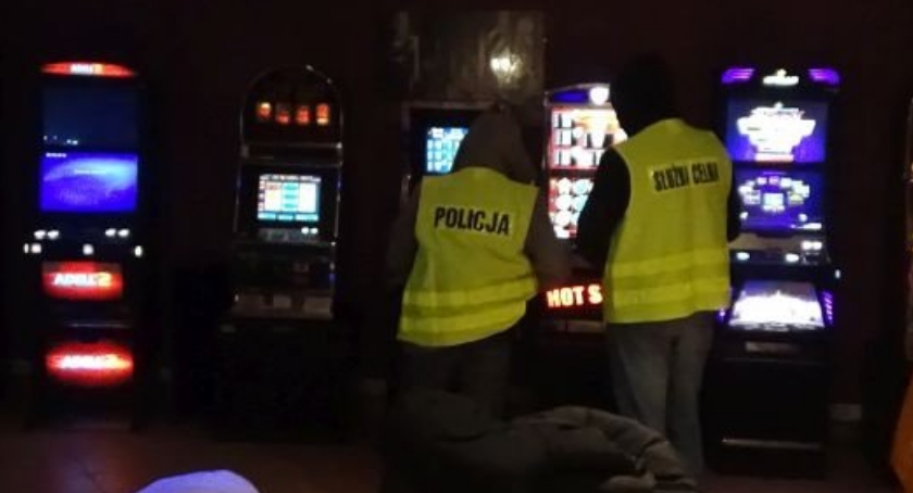Automaty w pomieszczeniu po warzywniaku. Przejęli je ciechanowscy celnicy