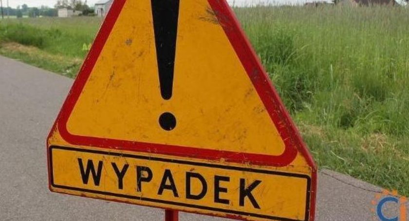 Kierowca Seata uderzył w Mercedesa i próbował uciec