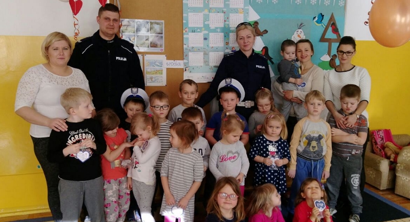 Walentynkowa wizyta policjantów u ciechanowskich przedszkolaków