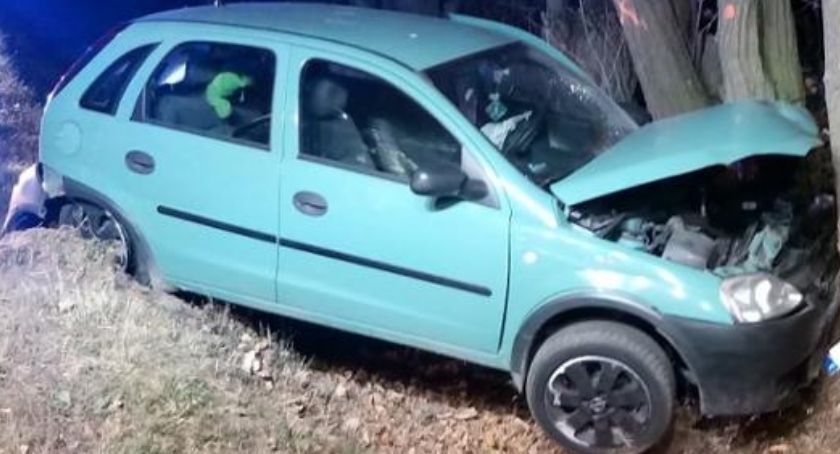 Opel uderzył w drzewo pod Ciechanowem. Kierowcę przywiózł radiowóz
