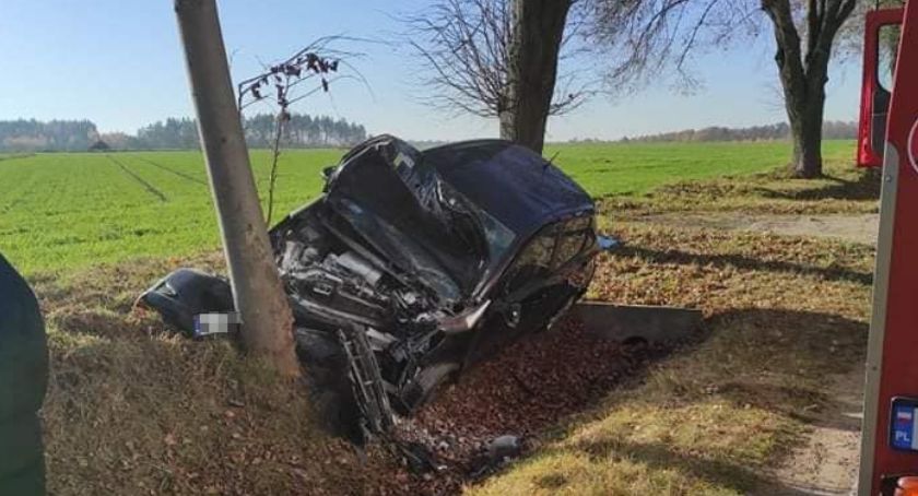 Toyota uderzyła w drzewo. Za kierownicą 80-latek