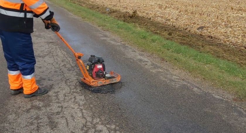 Łatają drogi przed zimą