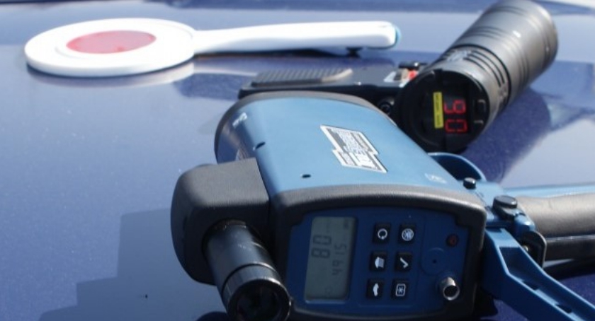 Kierowca Citroena jechał o 74 km/h za szybko i wyprzedzał na skrzyżowaniu