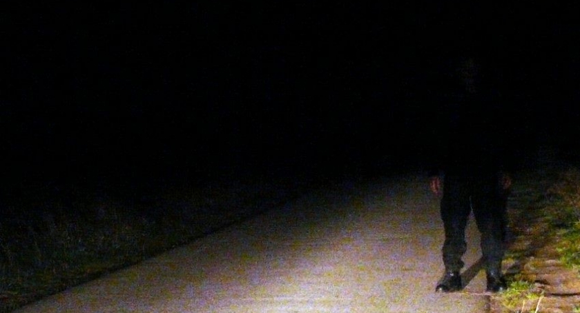 Pijany biegał po nieoświetlonej drodze. Ciechanowscy policjanci w porę zapobiegli tragedii