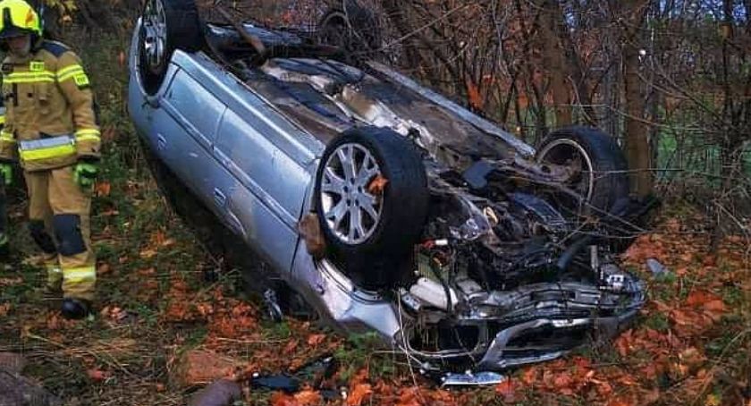 Uderzył w przystanek i dachował