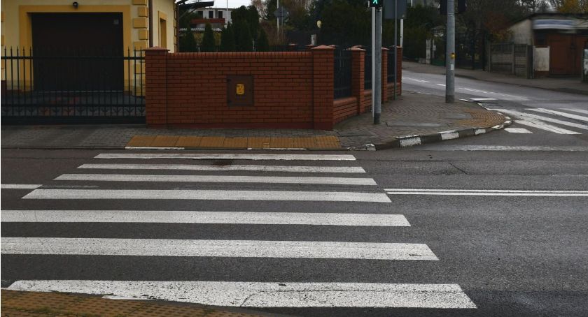 Potrącił młodego mężczyzna i uciekł. Policja szuka sprawcy