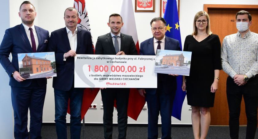 Umowy podpisane. W Ciechanowie rusza remont zabytkowego budynku