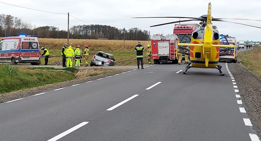 Kobieta ciężko ranna po dachowaniu auta