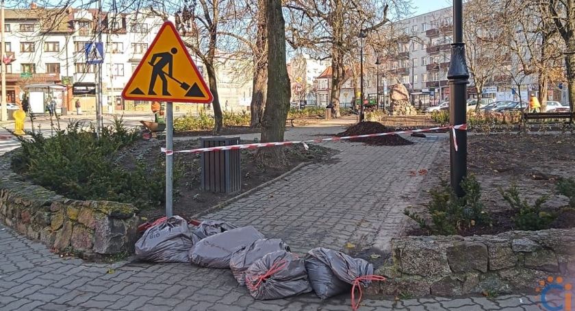 [AKTUALIZACJA] Plac budowy czy miejsce na uroczystość? Kontrowersje przed Świętem Niepodległości w Ciechanowie
