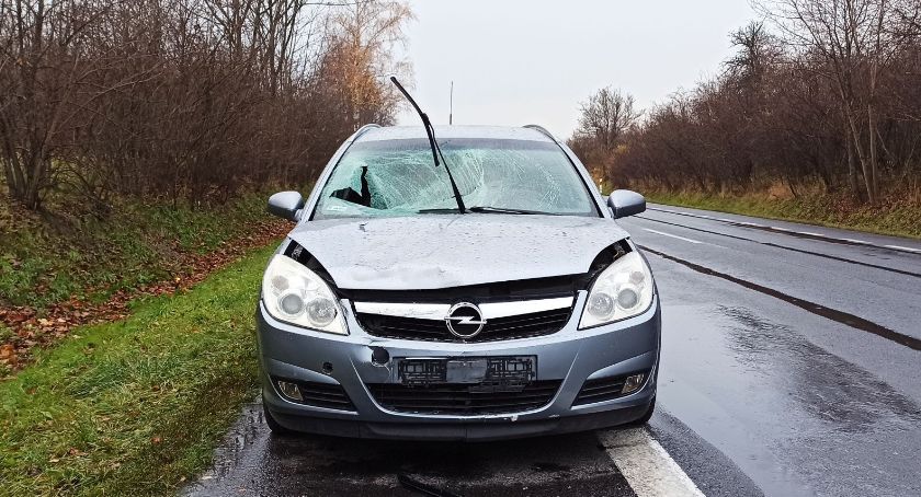 Młody mężczyzna ciężko ranny. Uderzył w niego samochód