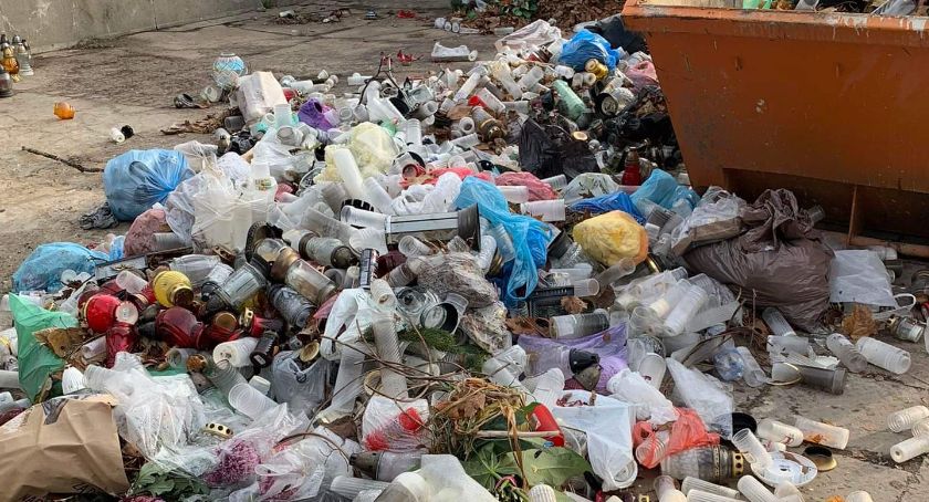 Wasze Info: Rozrzucone śmieci na cmentarzu w Ciechanowie