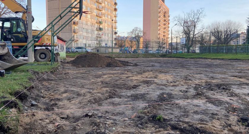 W centrum Ciechanowa ruszyła przebudowa boiska [zdjęcia]