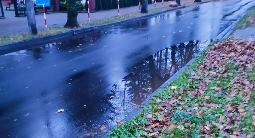 Wasze Info: Takie kałuże na dopiero co położonym asfalcie [zdjęcia]