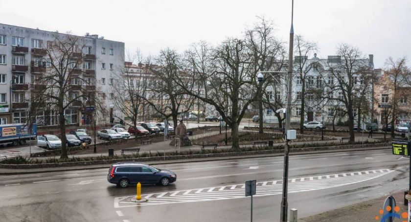 Skwer na Placu Kościuszki w nowej odsłonie. Wkrótce zyska pierwsze w mieście ławki solarne [zdjęcia]