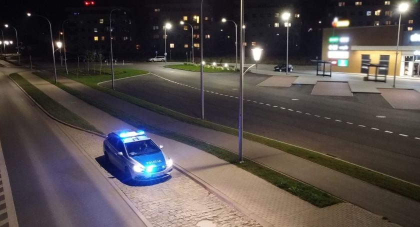 Pijany urządził sobie nocny drift przy centrum handlowym
