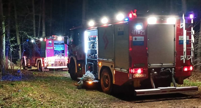 Niewybuch w ognisku? Akcja straży pożarnej i policji w lesie pod Ciechanowem