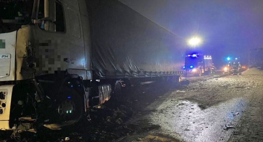 Rozbite ciężarówki i rozsypane zboże zablokowały drogę w powiecie ciechanowskim [zdjęcia]