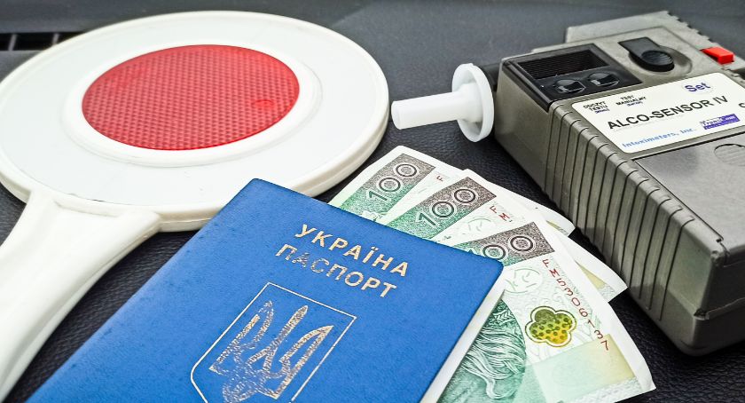 Złamał zasady kwarantanny i pijany jeździł autem. Próbował przekupić policjantów