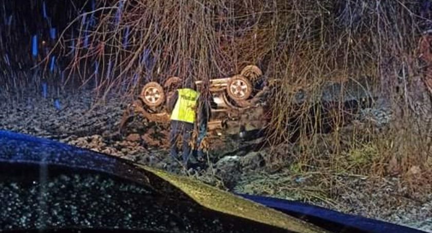 Toyota wypadła z drogi i dachowała