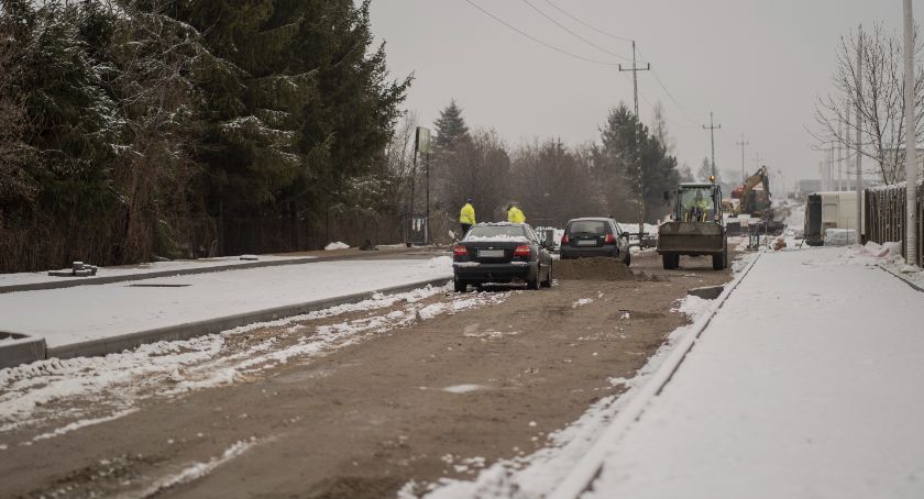 Trwa przebudowa ul. Opinogórskiej. Będzie więcej miejsc parkingowych dla działkowców [zdjęcia]
